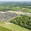 Luchtfoto ontwikkellocaties Steenbrugge. Midden in een groene omgeving, met links de nieuwe woningen van de huidige wijk Steenbrugge