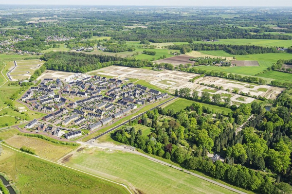 Luchtfoto ontwikkellocaties Steenbrugge. Midden in een groene omgeving, met links de nieuwe woningen van de huidige wijk Steenbrugge