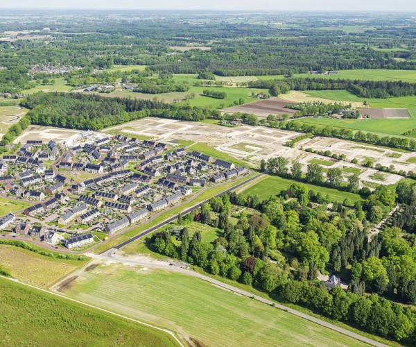 Luchtfoto ontwikkellocaties Steenbrugge. Midden in een groene omgeving, met links de nieuwe woningen van de huidige wijk Steenbrugge