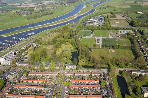 Luchtfoto rioolwaterzuiveringsinstallatie en de wijk Zandweerd